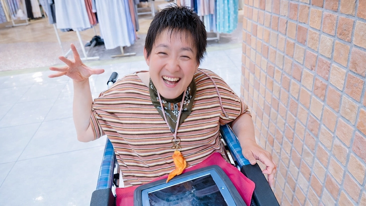 トーキングエイドを利用している笑顔の女性ユーザー