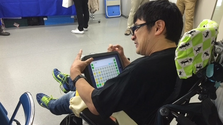 トーキングエイドを利用しているメガネをかけた男性ユーザー